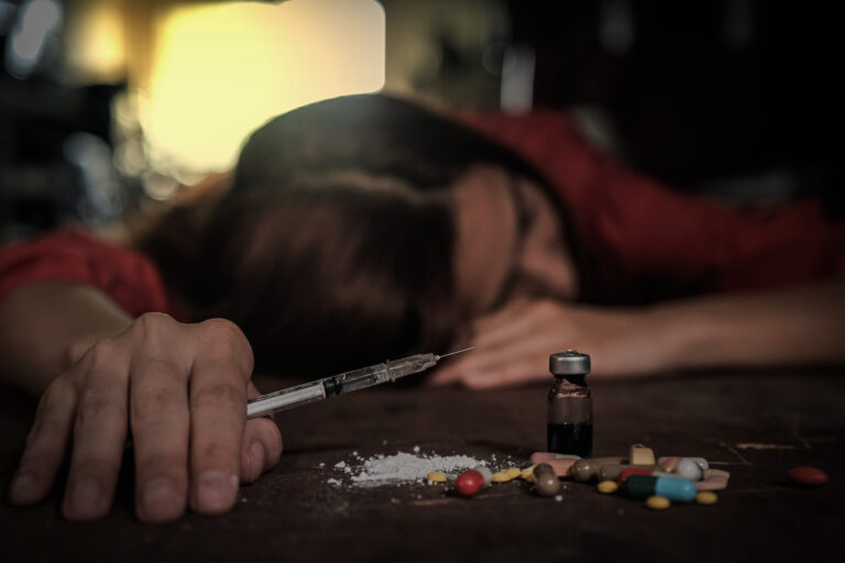 wanhopige vrouw met drugs